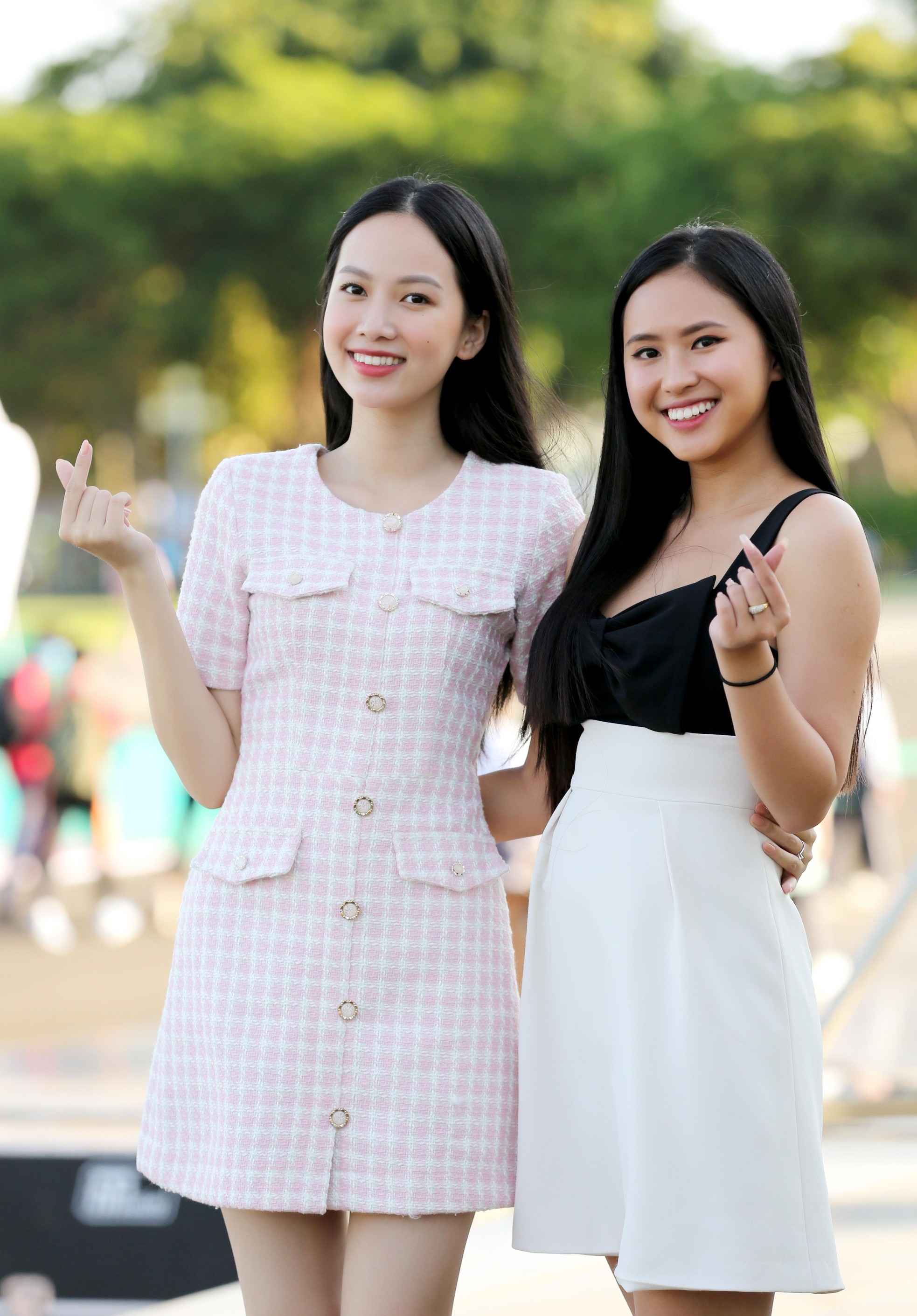 Hoa hậu Đỗ Thị Hà diện váy hai dây tím khoe vai trần gợi cảm ảnh 9