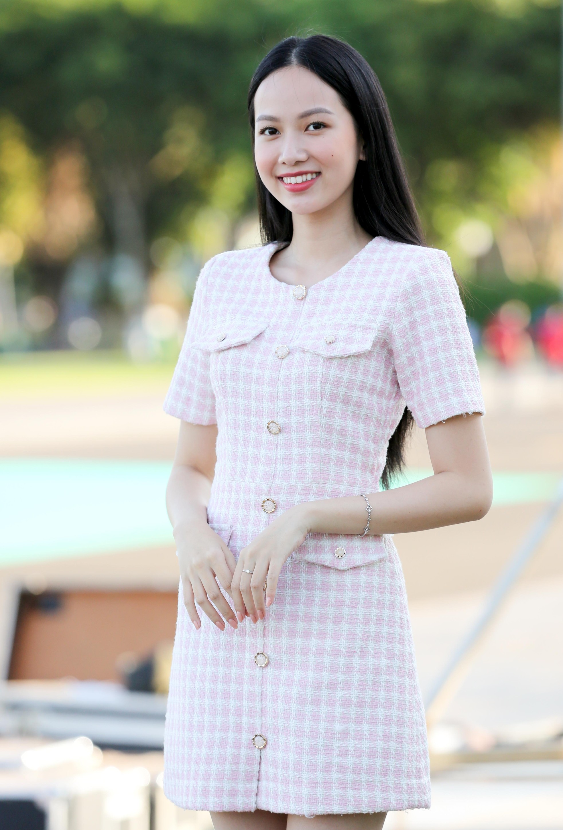 Hoa hậu Đỗ Thị Hà diện váy hai dây tím khoe vai trần gợi cảm ảnh 6