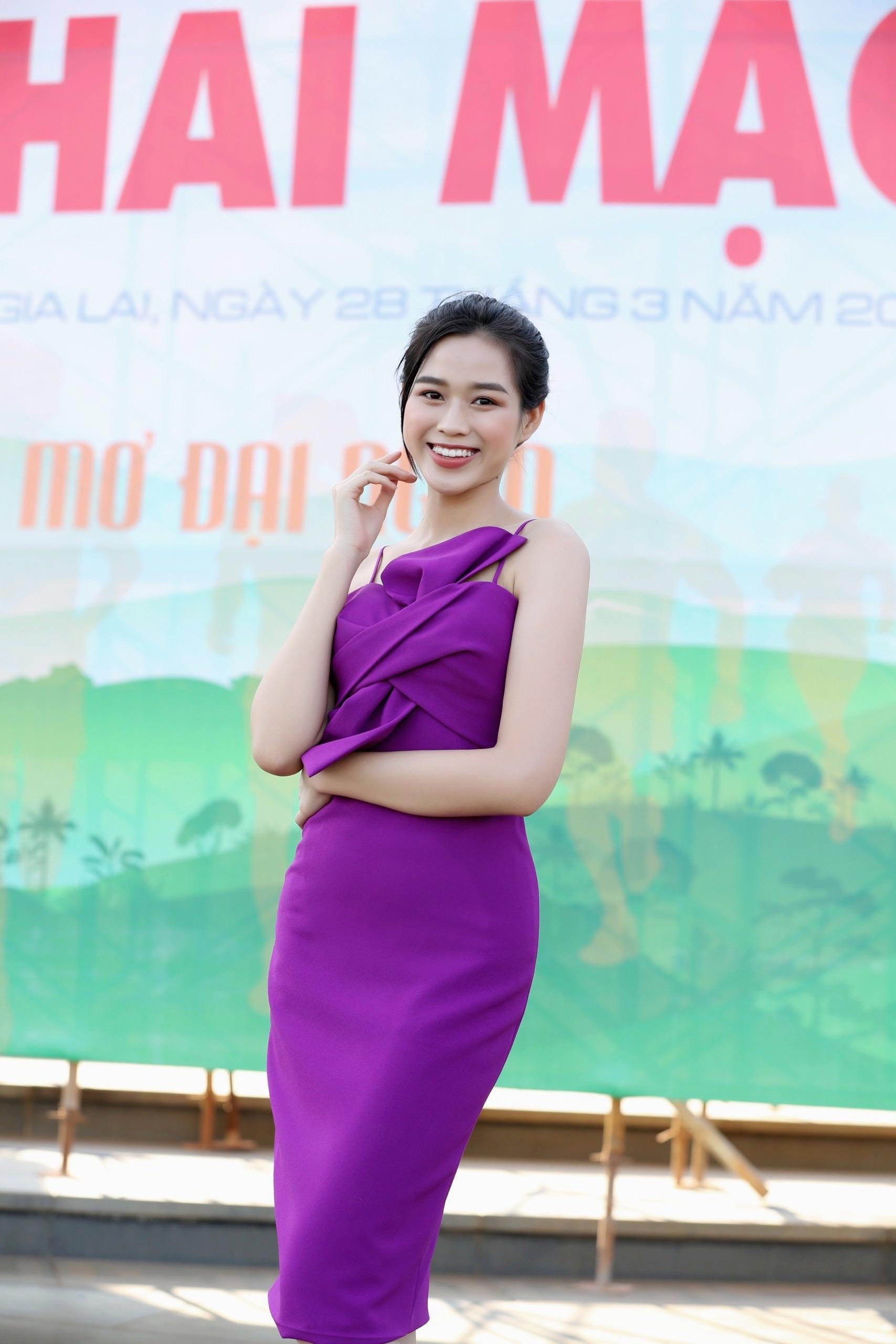 Hoa hậu Đỗ Thị Hà diện váy hai dây tím khoe vai trần gợi cảm ảnh 1