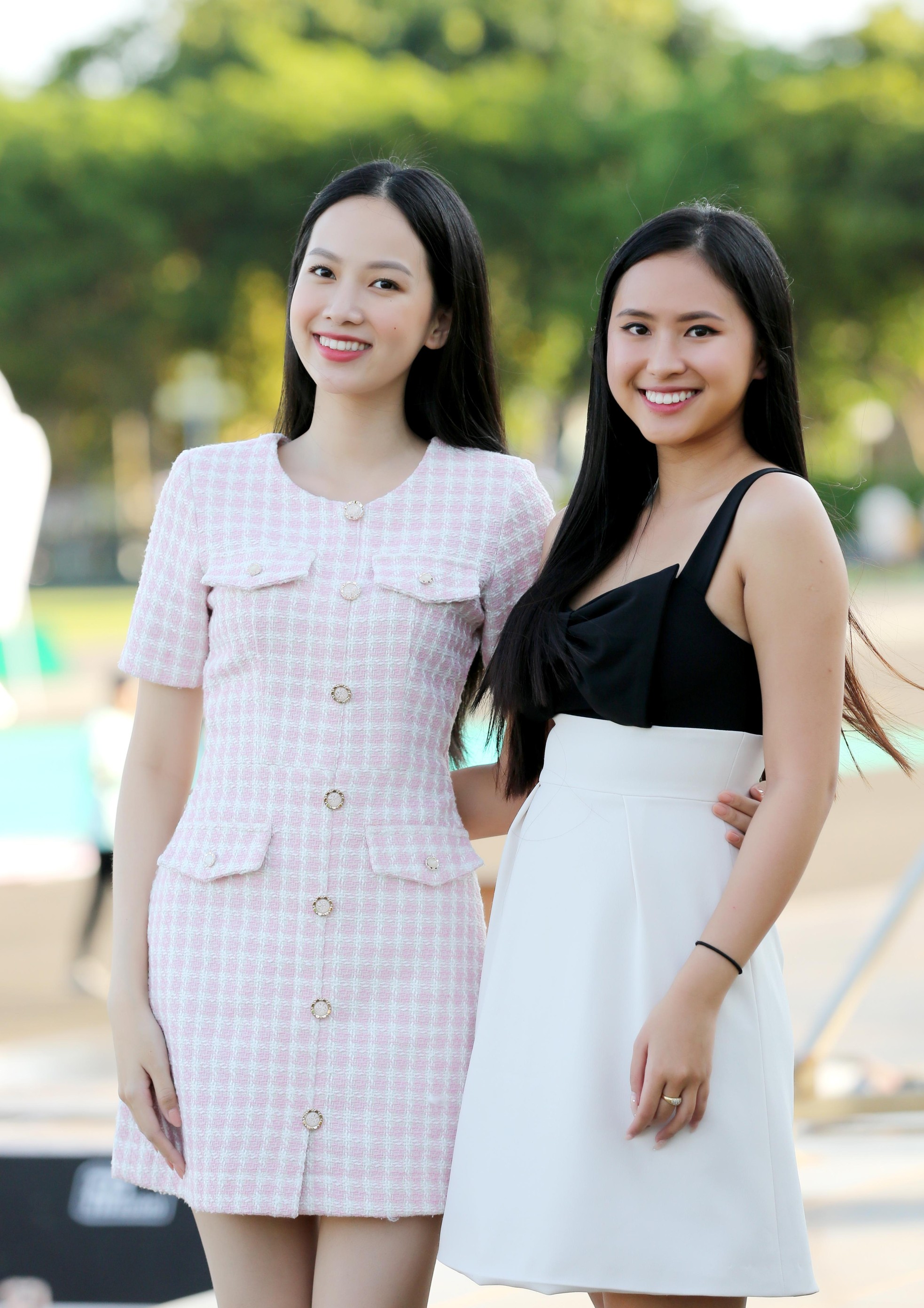 Hoa hậu Đỗ Thị Hà diện váy hai dây tím khoe vai trần gợi cảm ảnh 7