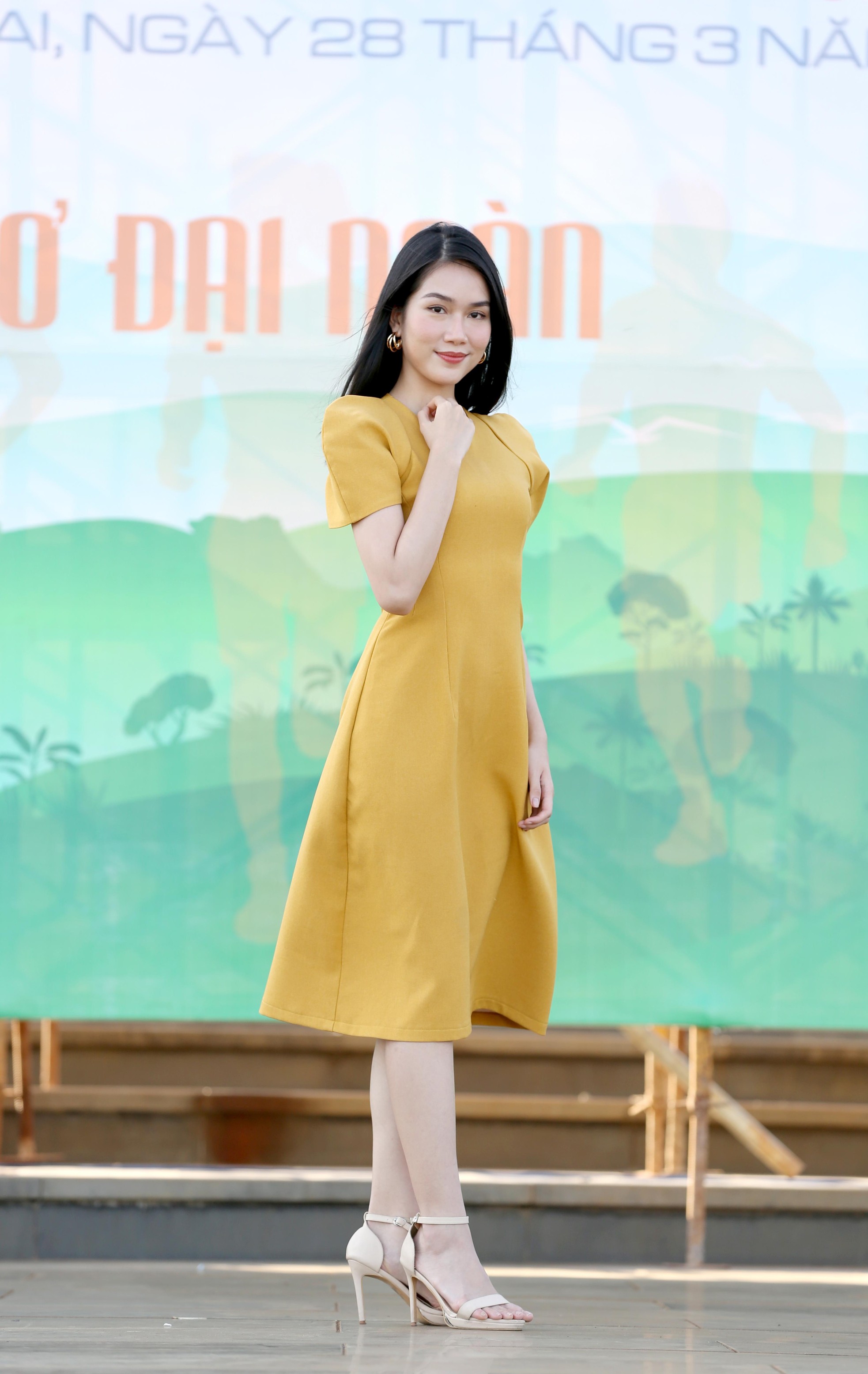 Hoa hậu Đỗ Thị Hà diện váy hai dây tím khoe vai trần gợi cảm ảnh 4