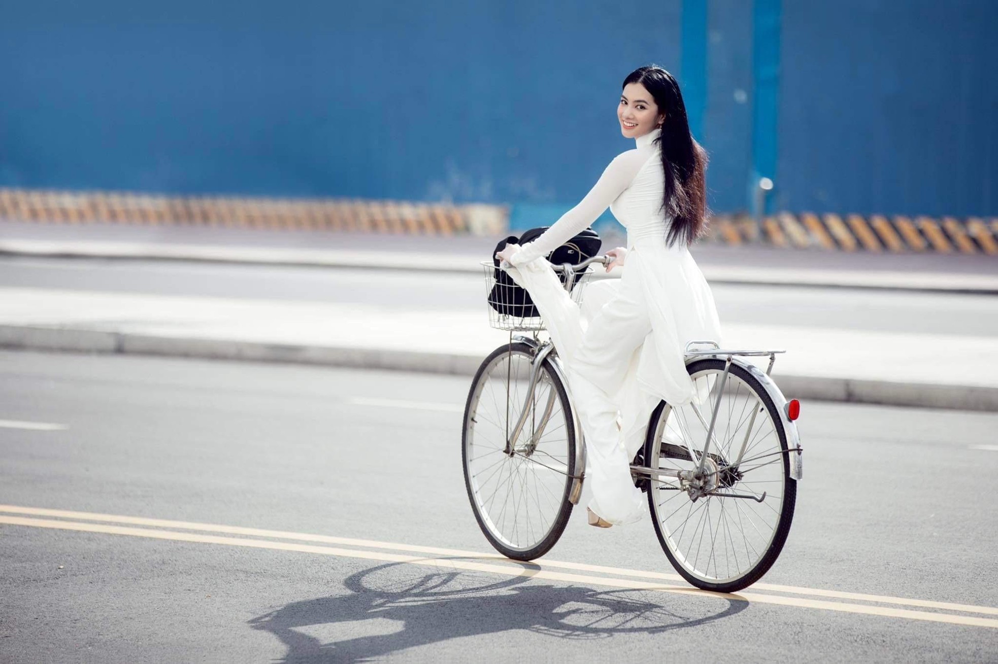 Người đẹp Cẩm Đan diện áo dài trắng tinh khôi ‘đốn tim’ fans ảnh 4