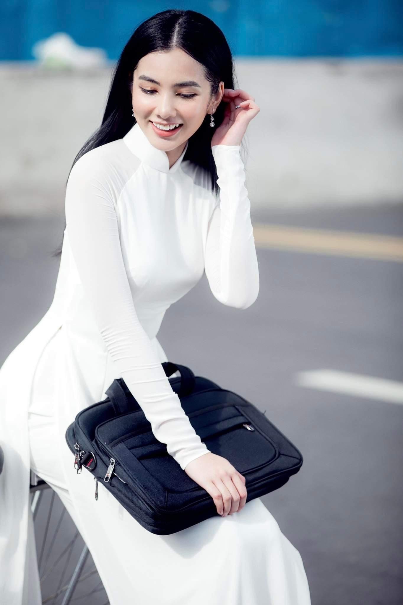 Người đẹp Cẩm Đan diện áo dài trắng tinh khôi ‘đốn tim’ fans ảnh 1