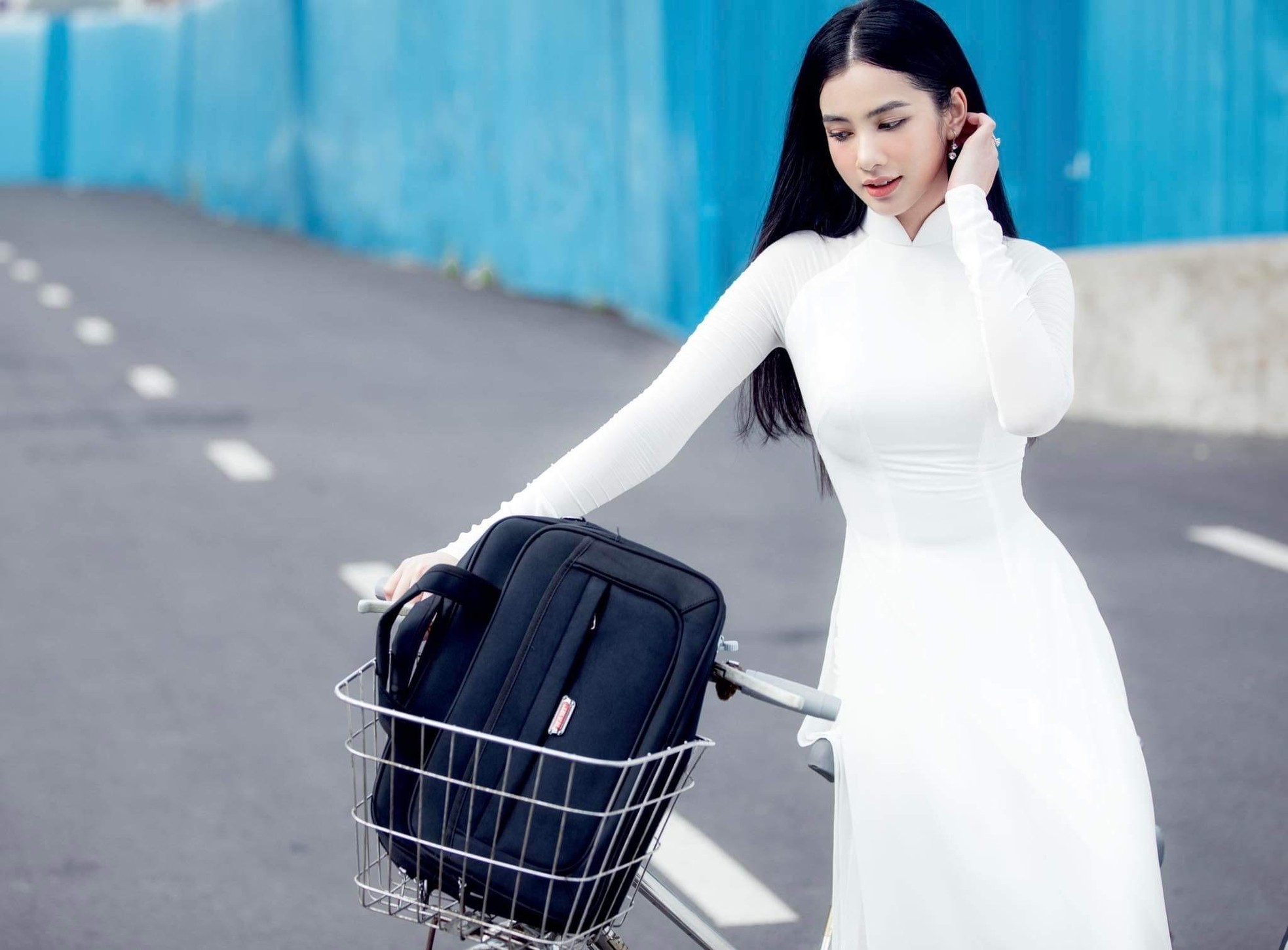 Người đẹp Cẩm Đan diện áo dài trắng tinh khôi ‘đốn tim’ fans ảnh 2
