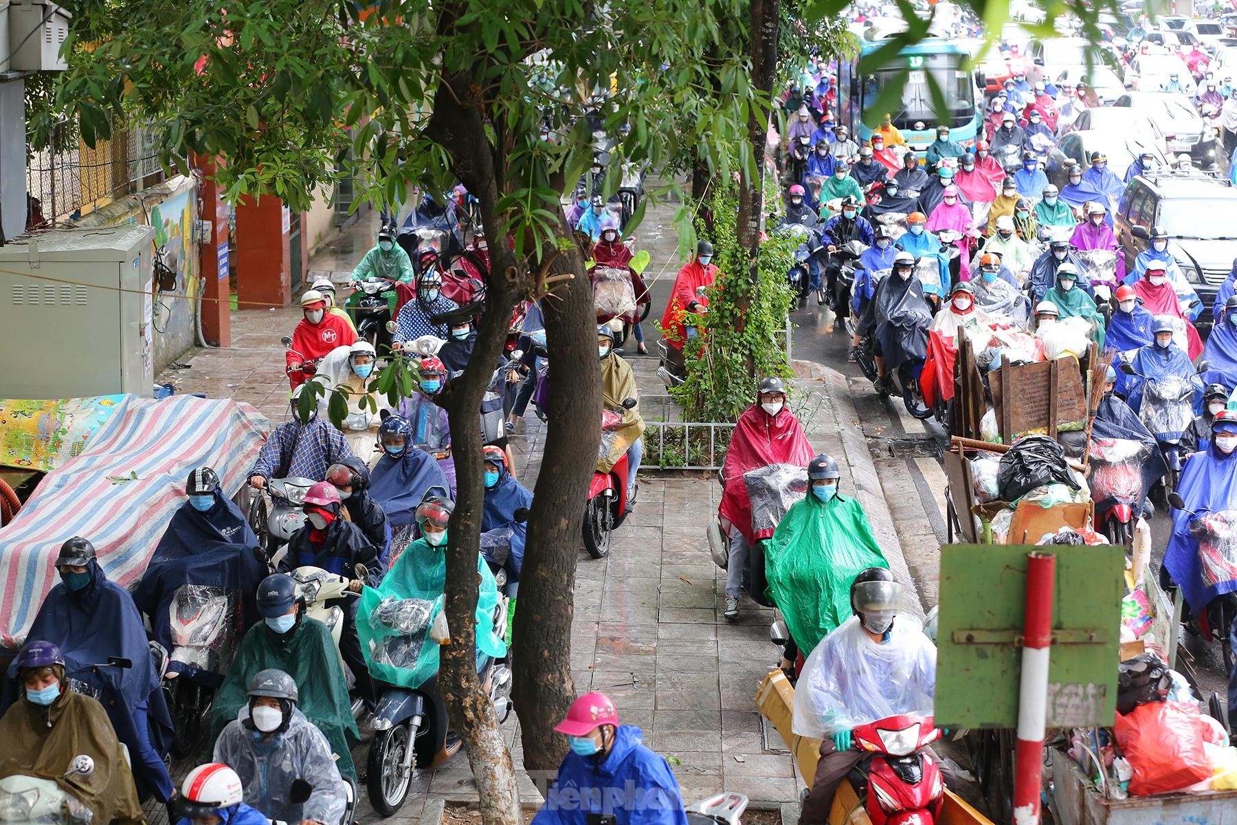 Đường phố Hà Nội ùn tắc cục bộ, người dân 'chôn chân' co ro trong mưa rét sáng đầu tuần ảnh 2