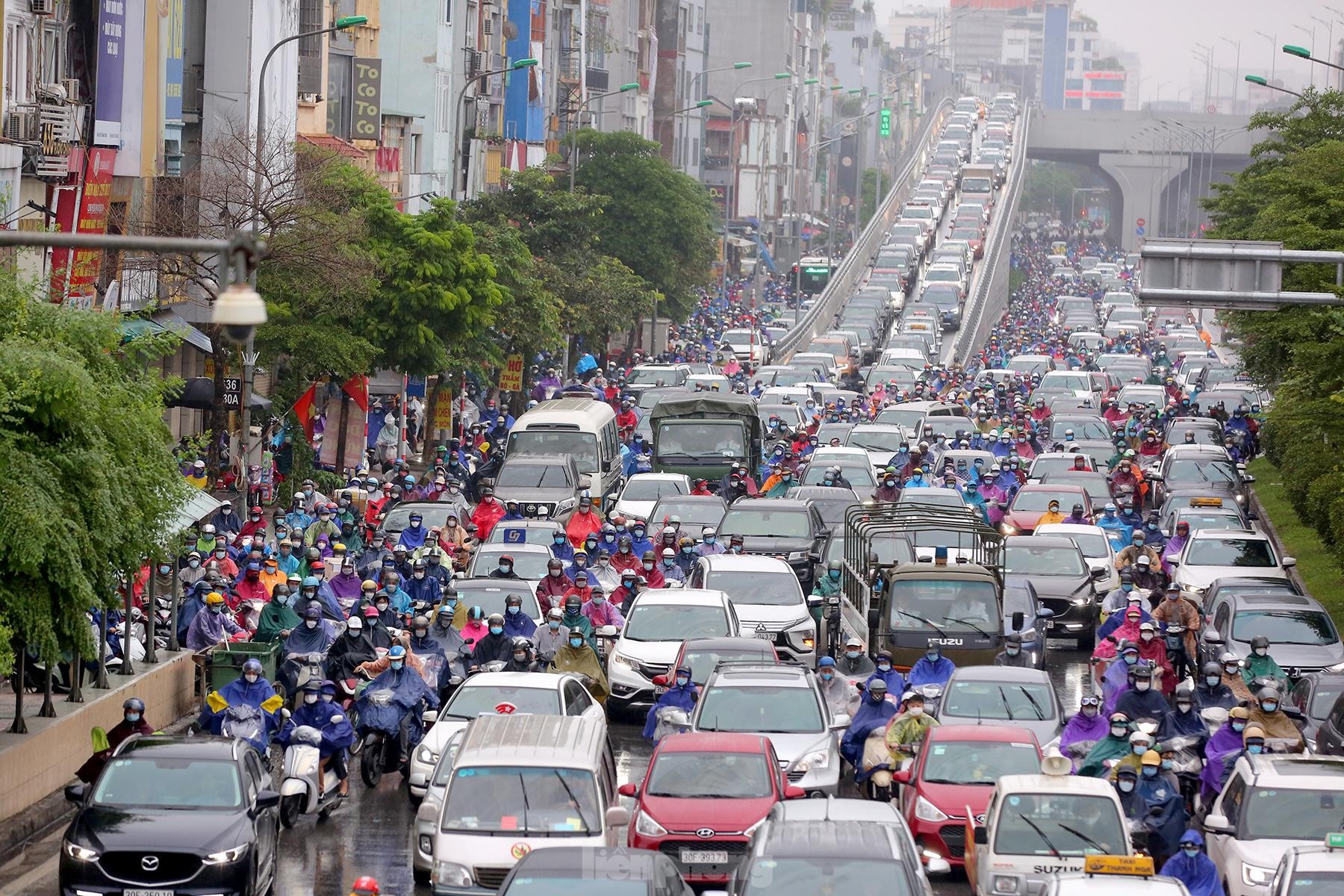 Đường phố Hà Nội ùn tắc cục bộ, người dân 'chôn chân' co ro trong mưa rét sáng đầu tuần ảnh 1