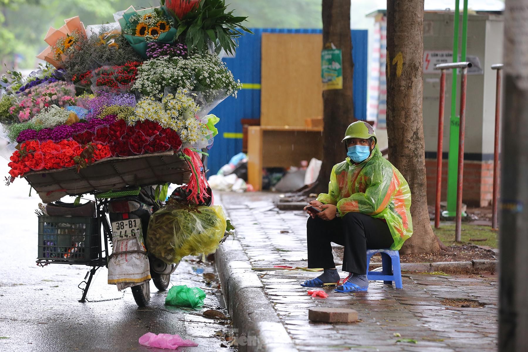 Đường phố Hà Nội ùn tắc cục bộ, người dân 'chôn chân' co ro trong mưa rét sáng đầu tuần ảnh 5
