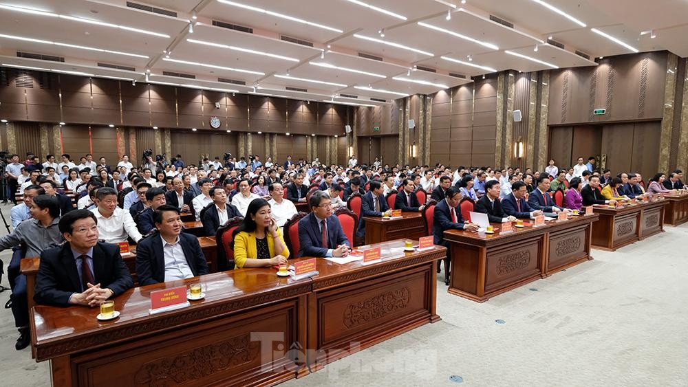 Toàn cảnh lễ trao Quyết định cho Tân Bí thư Thành uỷ Hà Nội Đinh Tiến Dũng ảnh 1