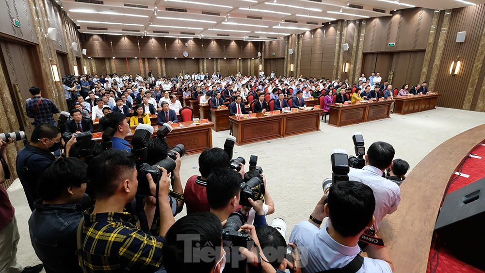 Toàn cảnh lễ trao Quyết định cho Tân Bí thư Thành uỷ Hà Nội Đinh Tiến Dũng ảnh 2