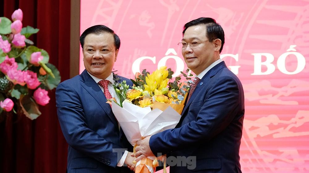 Toàn cảnh lễ trao Quyết định cho Tân Bí thư Thành uỷ Hà Nội Đinh Tiến Dũng ảnh 11