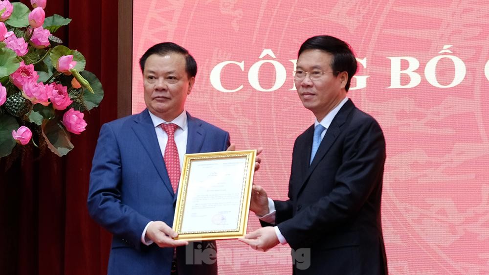 Toàn cảnh lễ trao Quyết định cho Tân Bí thư Thành uỷ Hà Nội Đinh Tiến Dũng ảnh 6