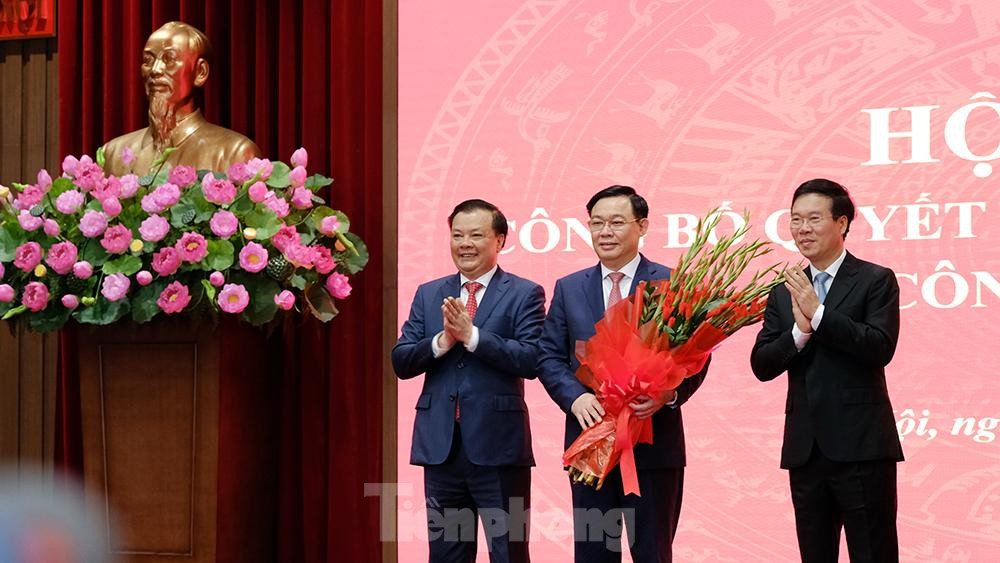Toàn cảnh lễ trao Quyết định cho Tân Bí thư Thành uỷ Hà Nội Đinh Tiến Dũng ảnh 9