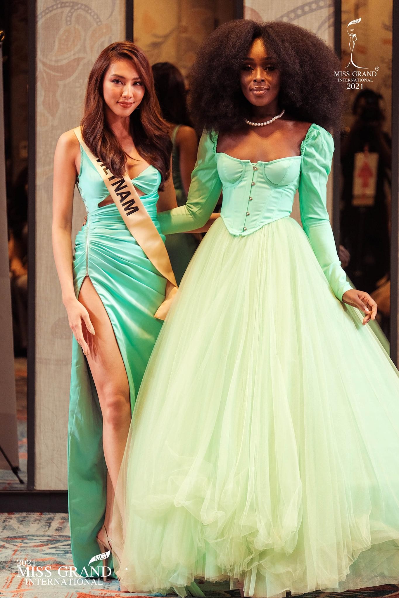 Thuỳ Tiên đụng màu váy với đương kim Miss Grand, hô vang Việt Nam trong buổi lễ nhận sash ảnh 11