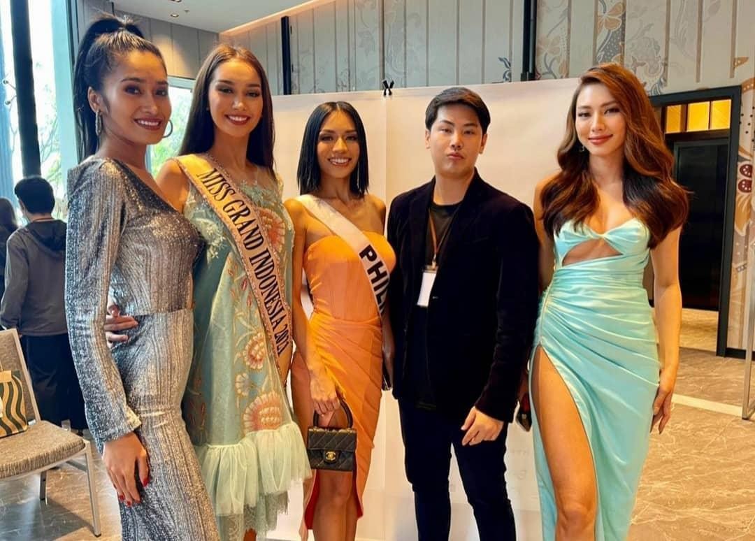 Thuỳ Tiên đụng màu váy với đương kim Miss Grand, hô vang Việt Nam trong buổi lễ nhận sash ảnh 5