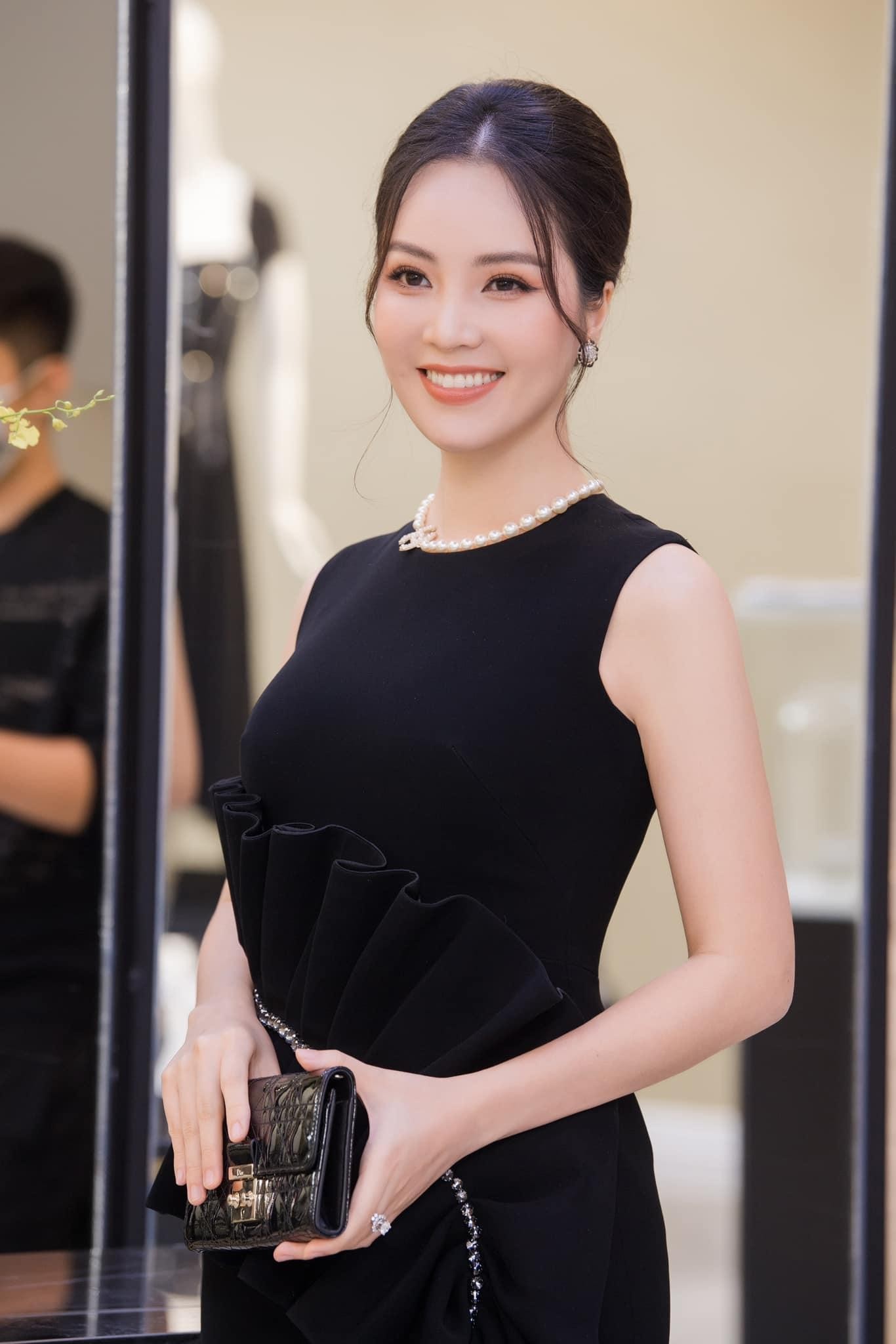 Đỗ Thị Hà diện váy dáng corset khoe vai trần sexy, H'Hen Niê hoá cô nàng cao bồi nóng bỏng ảnh 9