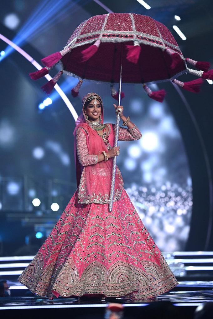Nhan sắc hoàn hảo tựa 'nữ thần' của nữ diễn viên Ấn Độ vừa đăng quang Miss Universe 2021 ảnh 4