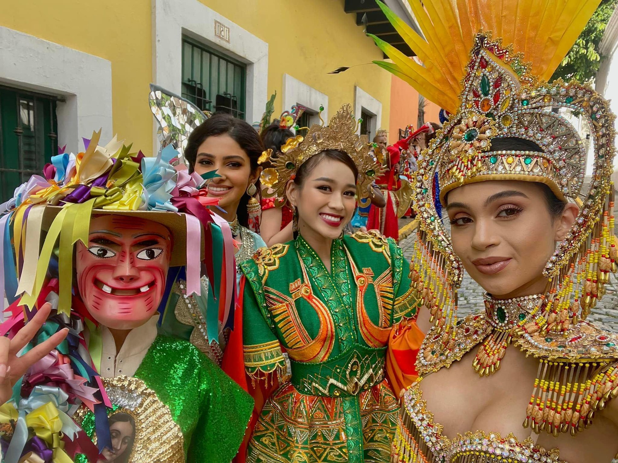 Những bộ trang phục có ý nghĩa độc đáo mà Đỗ Thị Hà mang tới Miss World 2021 ảnh 10