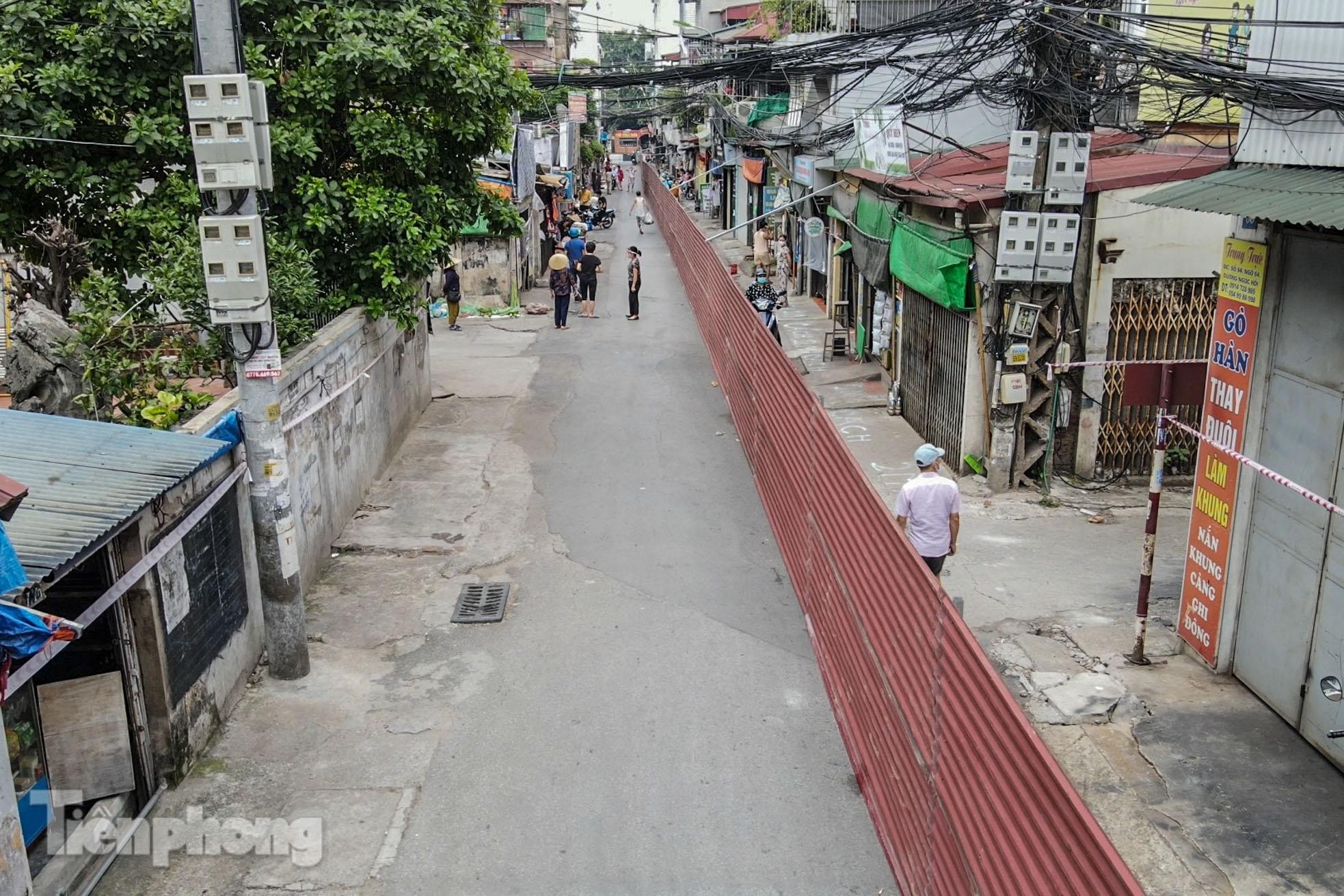 Tháo bỏ 'bức tường' tôn cao 2 m, dài 200m chia đôi đường tại Hà Nội để... phòng dịch ảnh 1
