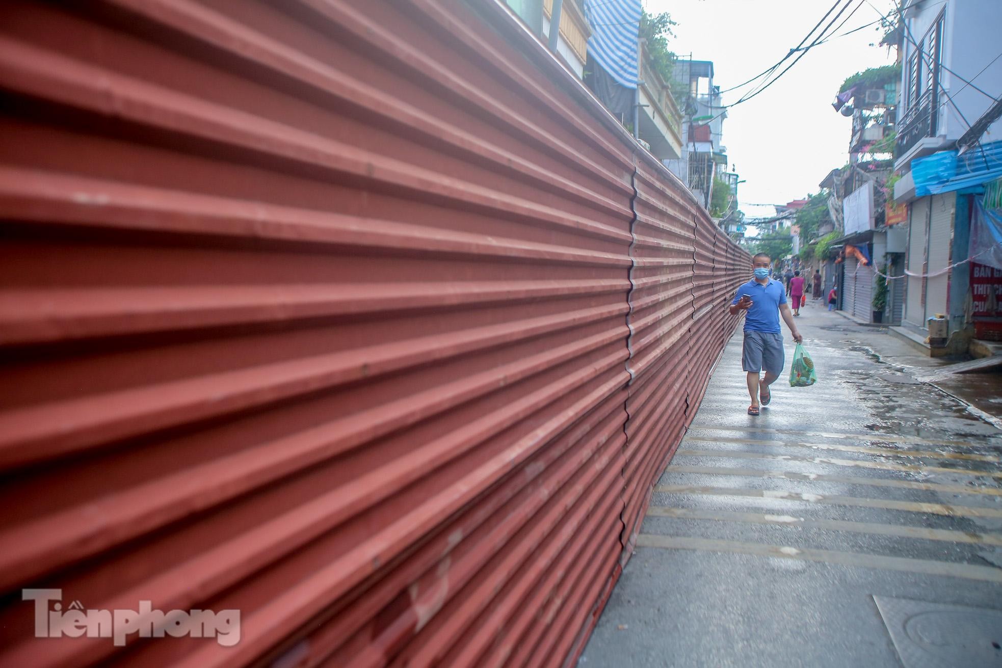 Tháo bỏ 'bức tường' tôn cao 2 m, dài 200m chia đôi đường tại Hà Nội để... phòng dịch ảnh 11