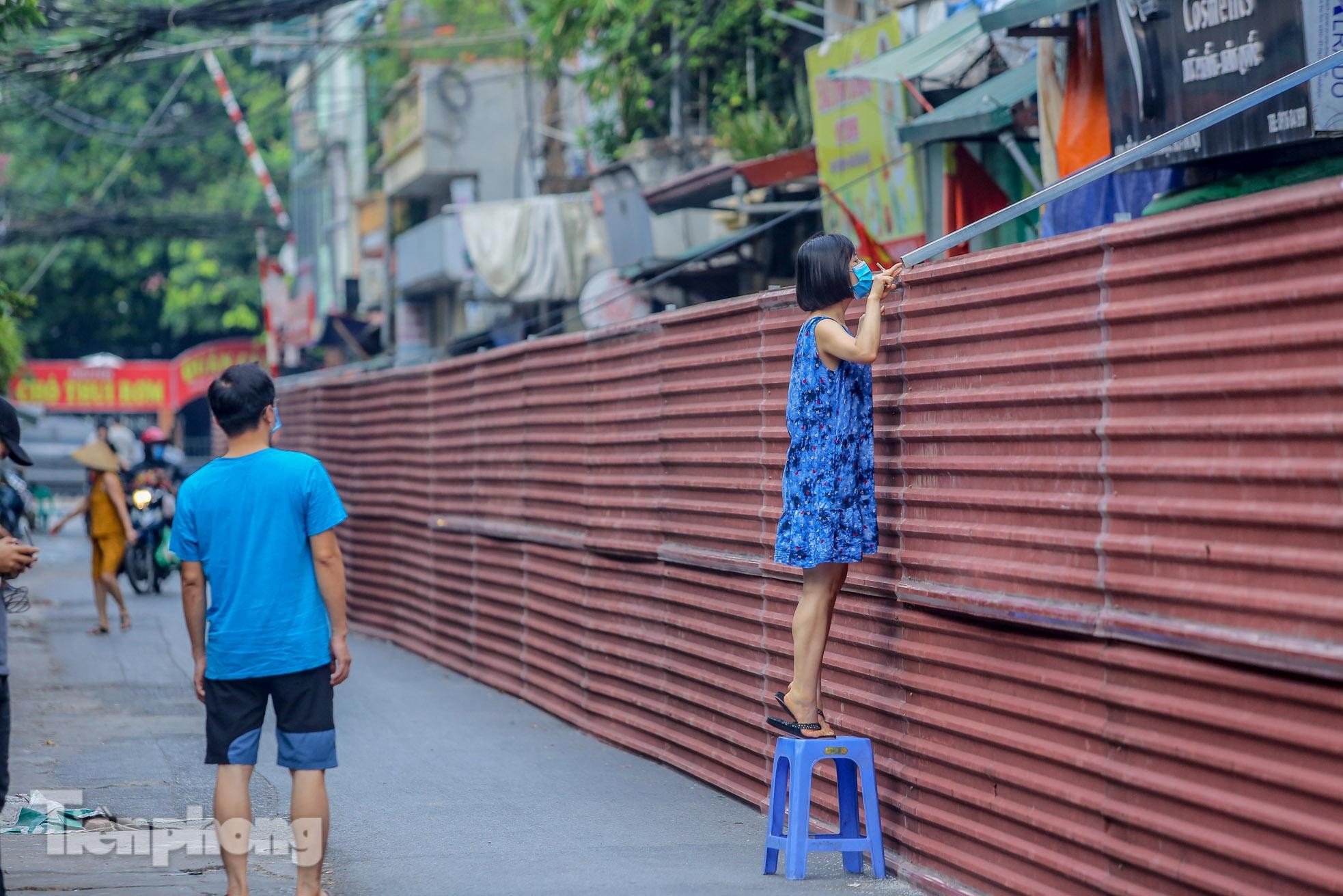 Tháo bỏ 'bức tường' tôn cao 2 m, dài 200m chia đôi đường tại Hà Nội để... phòng dịch ảnh 12