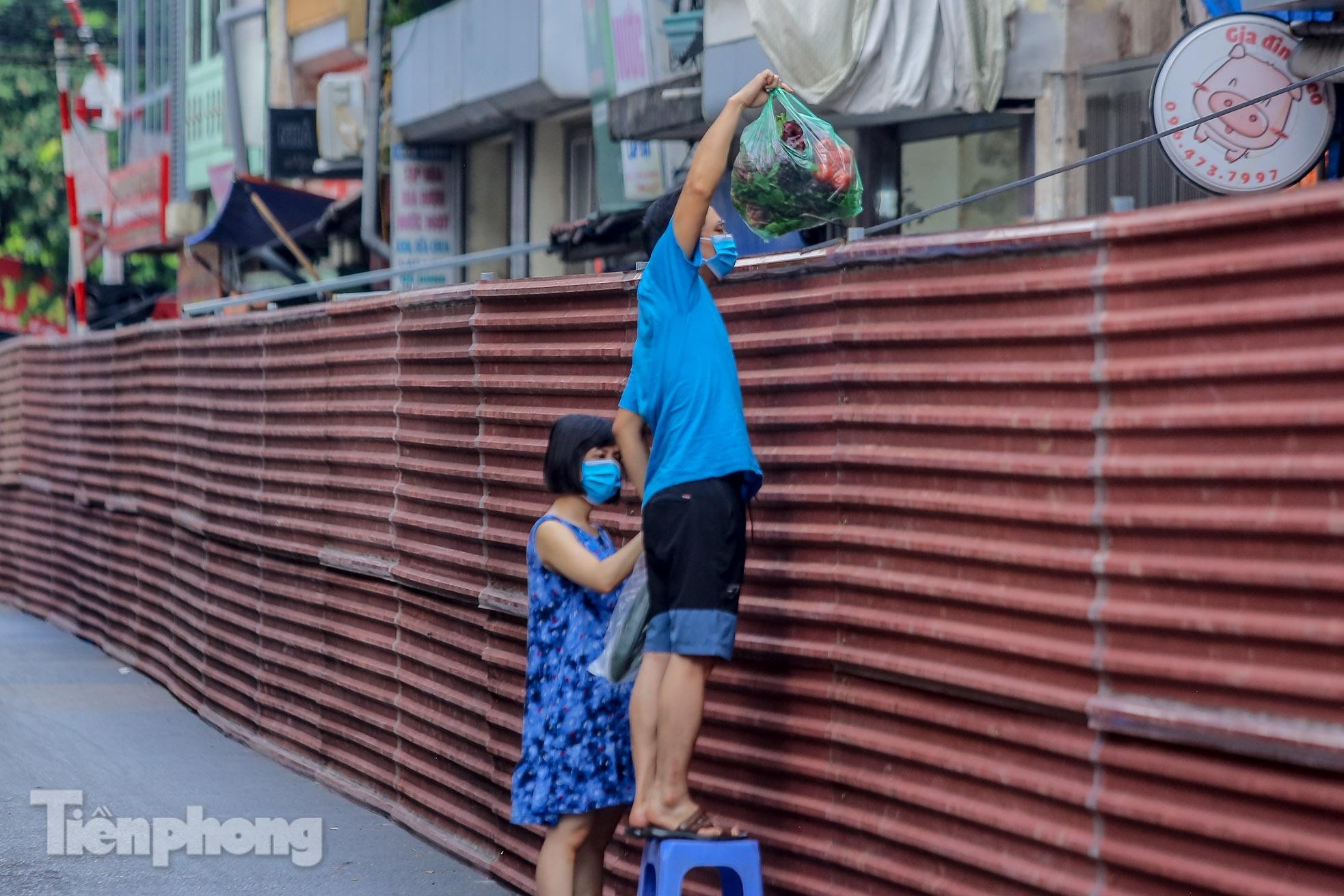 Tháo bỏ 'bức tường' tôn cao 2 m, dài 200m chia đôi đường tại Hà Nội để... phòng dịch ảnh 13