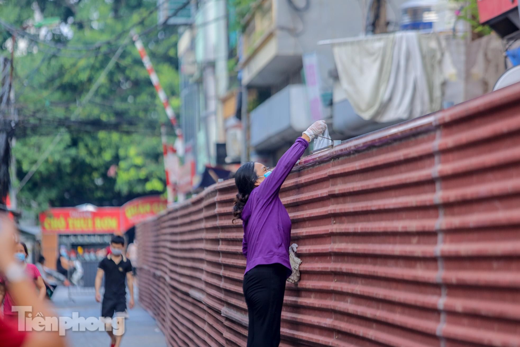 Tháo bỏ 'bức tường' tôn cao 2 m, dài 200m chia đôi đường tại Hà Nội để... phòng dịch ảnh 14