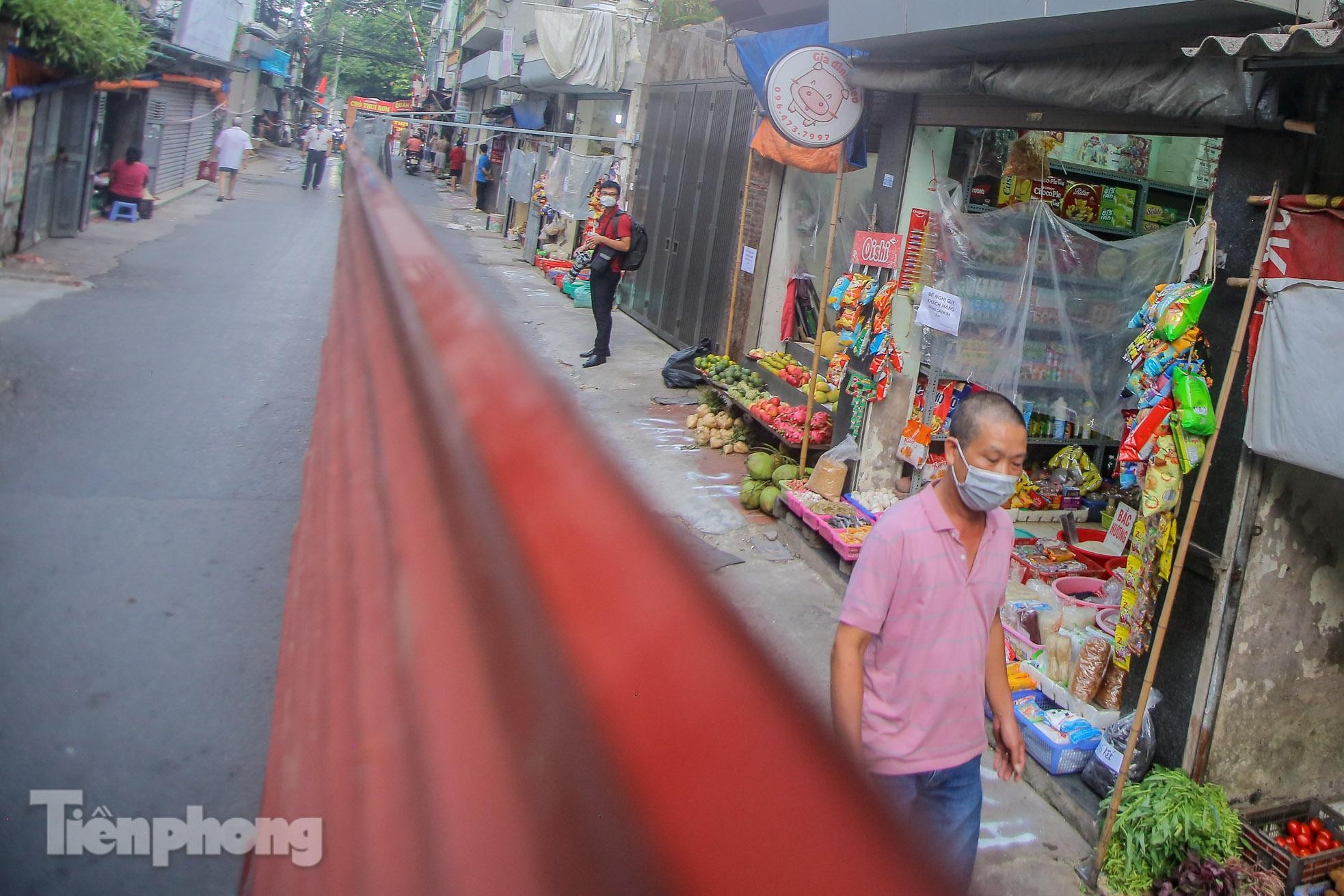 Tháo bỏ 'bức tường' tôn cao 2 m, dài 200m chia đôi đường tại Hà Nội để... phòng dịch ảnh 16