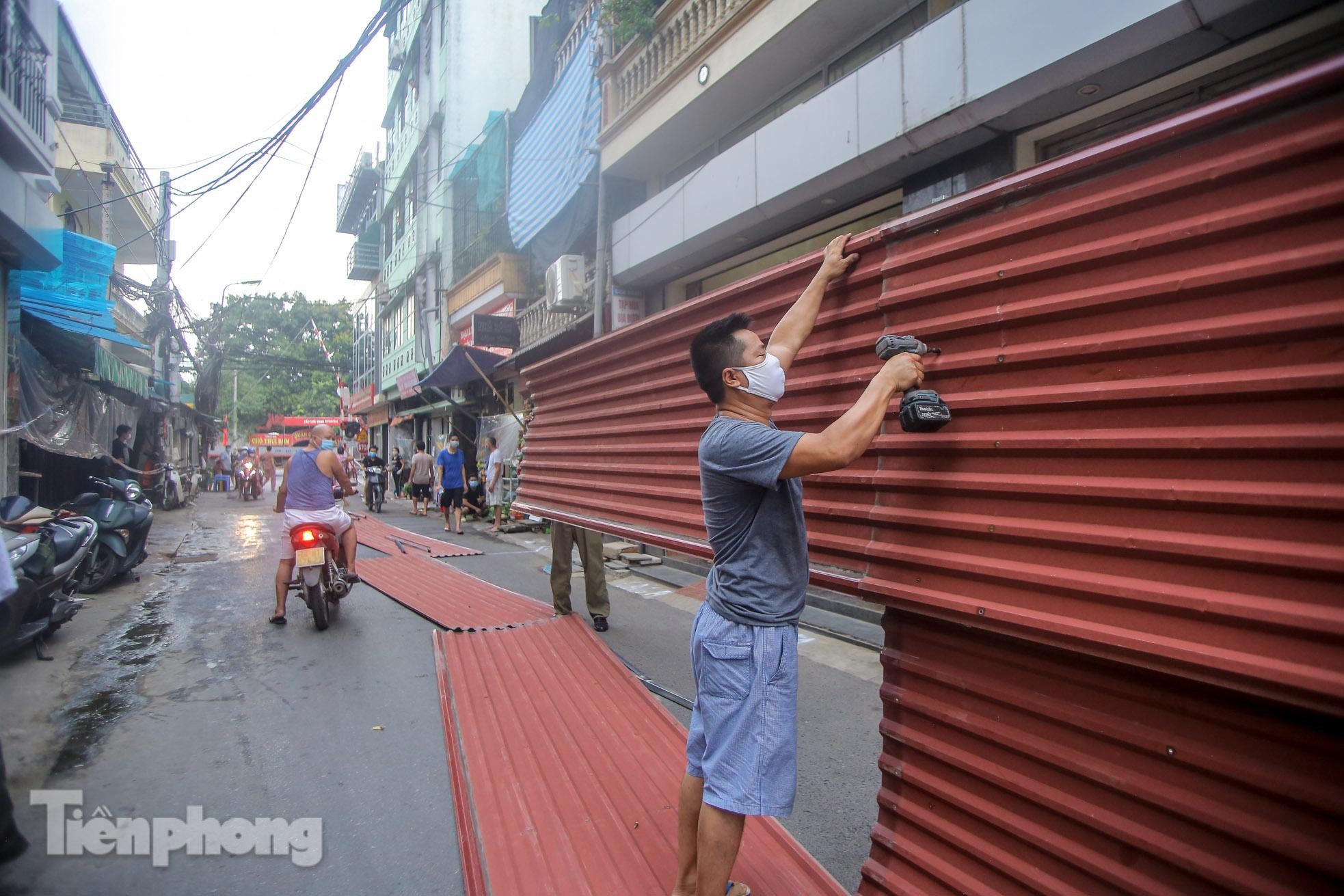 Tháo bỏ 'bức tường' tôn cao 2 m, dài 200m chia đôi đường tại Hà Nội để... phòng dịch ảnh 2