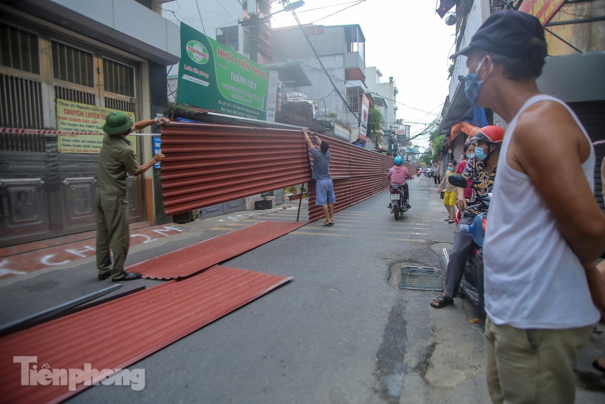 Tháo bỏ 'bức tường' tôn cao 2 m, dài 200m chia đôi đường tại Hà Nội để... phòng dịch ảnh 3