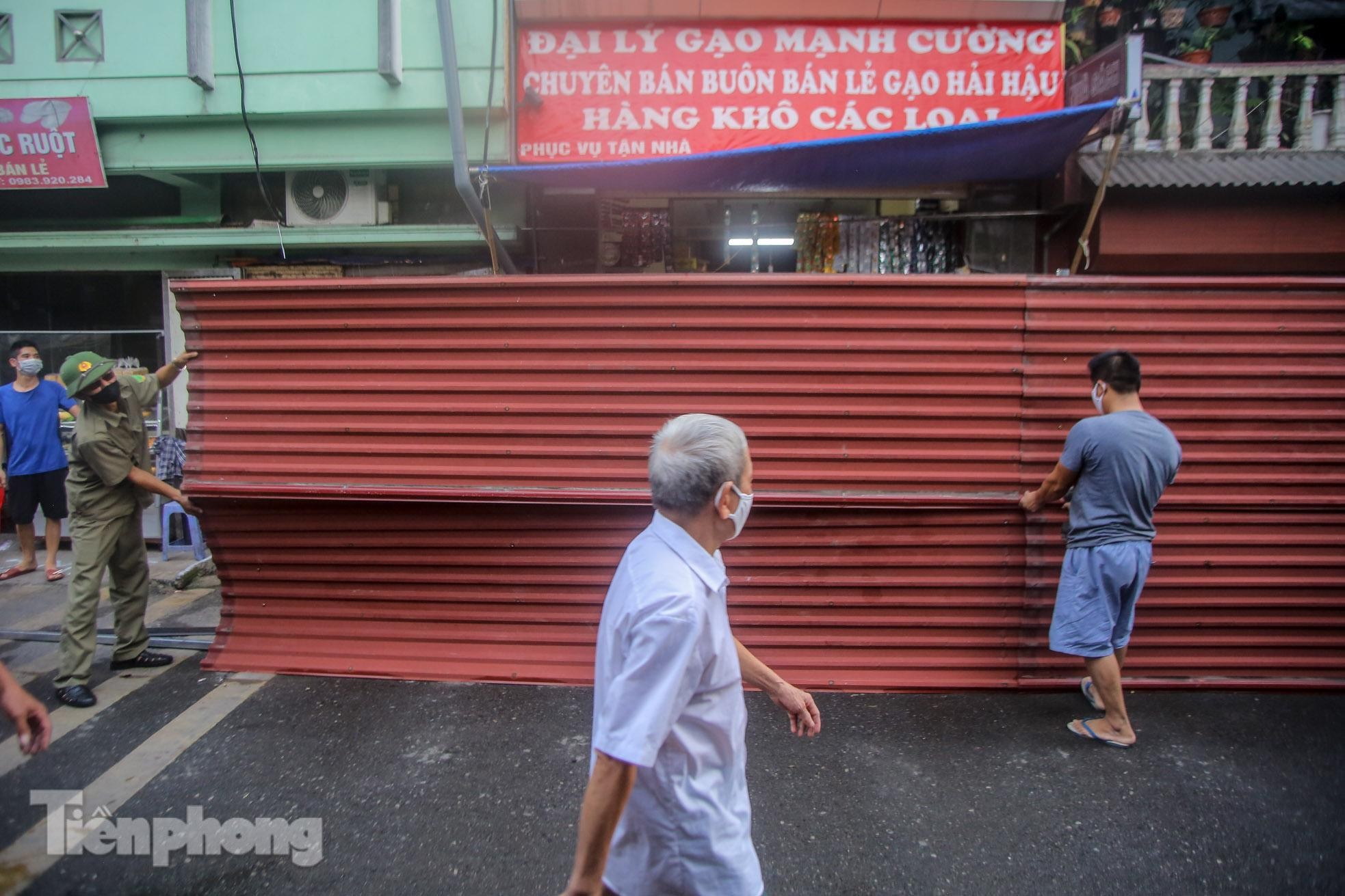 Tháo bỏ 'bức tường' tôn cao 2 m, dài 200m chia đôi đường tại Hà Nội để... phòng dịch ảnh 4