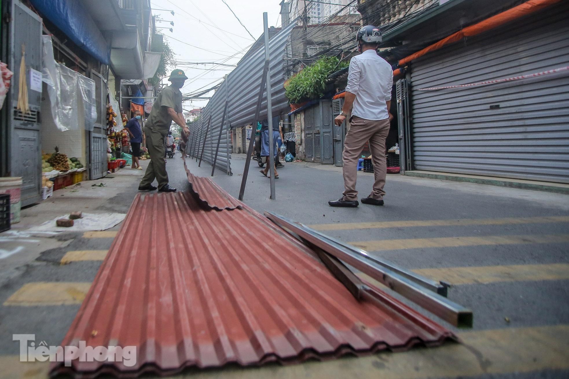 Tháo bỏ 'bức tường' tôn cao 2 m, dài 200m chia đôi đường tại Hà Nội để... phòng dịch ảnh 7