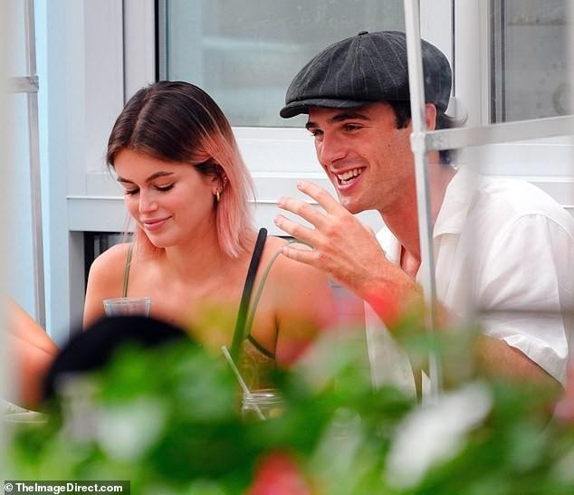 Con gái 20 tuổi của 'huyền thoại’ mẫu Cindy Crawford chia tay bạn trai tài tử ảnh 6
