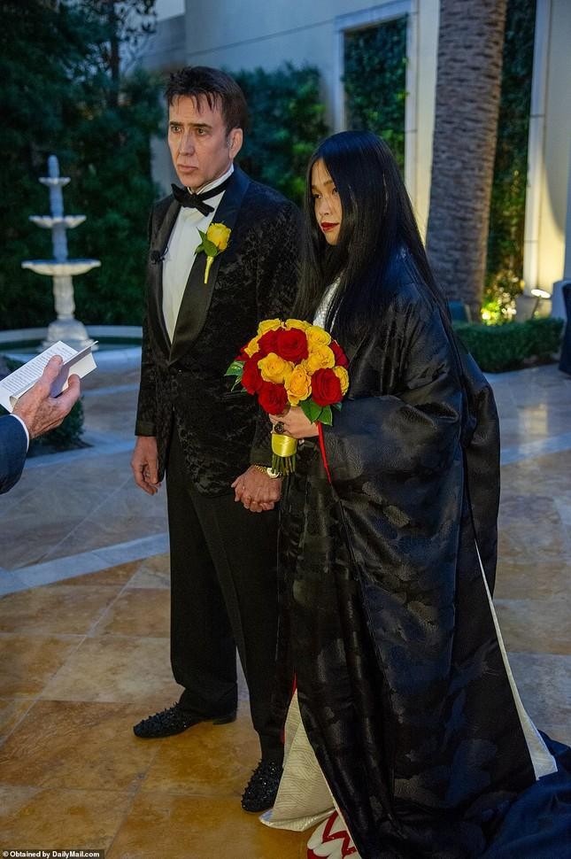 Vợ thứ 5 người Nhật mặc kimono, tay trong tay tài tử Nicolas Cage trên thảm đỏ ảnh 4