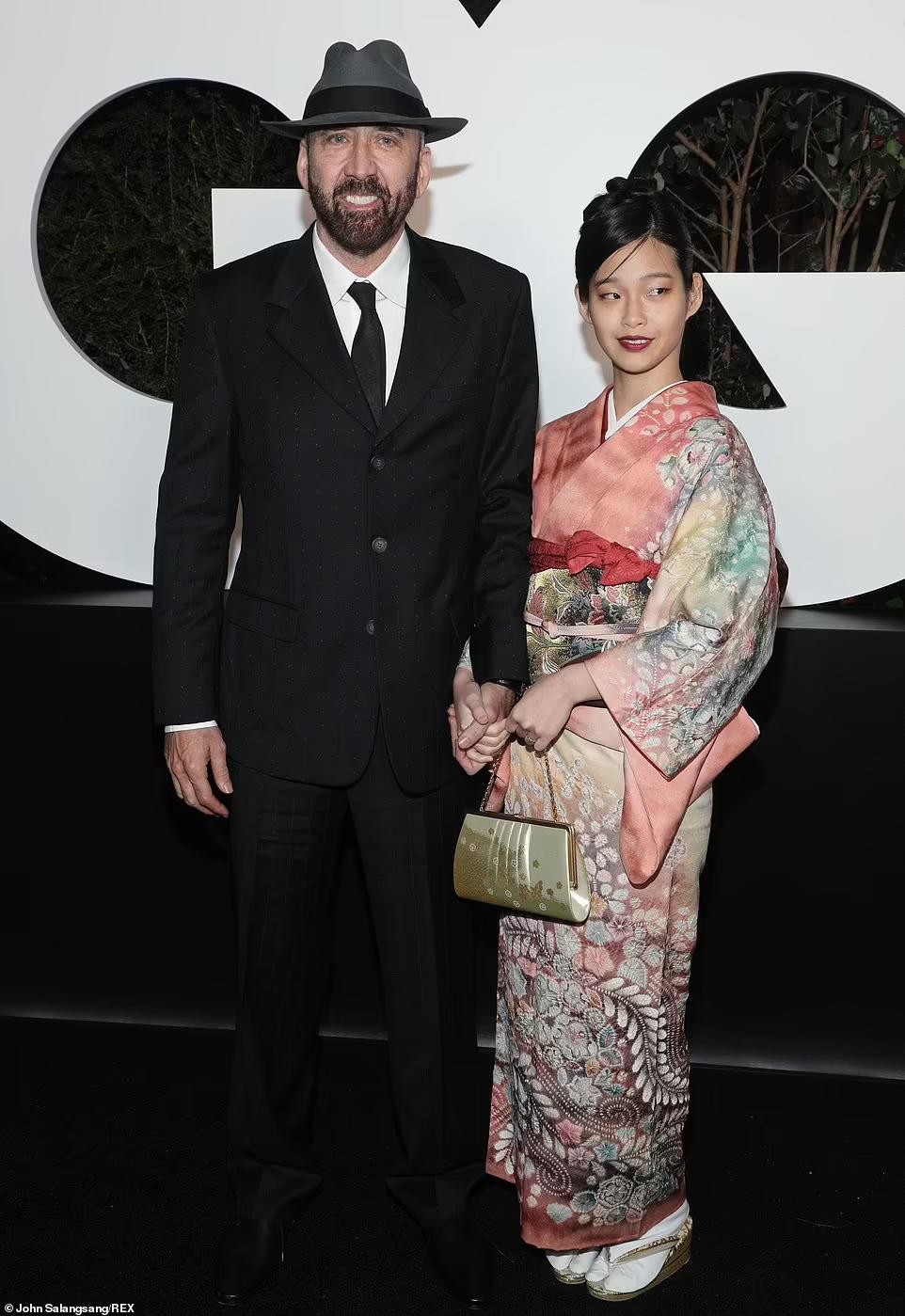 Vợ thứ 5 người Nhật mặc kimono, tay trong tay tài tử Nicolas Cage trên thảm đỏ ảnh 1