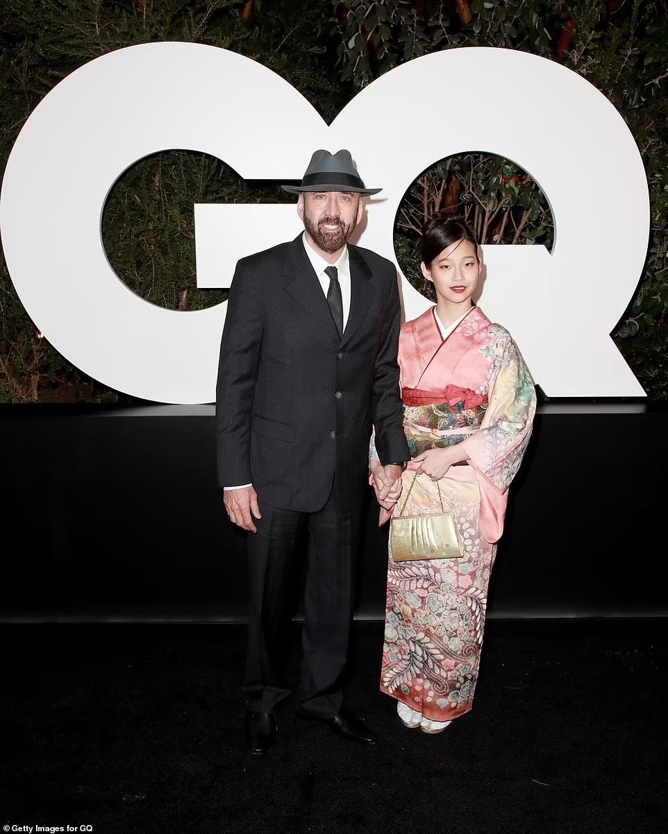 Vợ thứ 5 người Nhật mặc kimono, tay trong tay tài tử Nicolas Cage trên thảm đỏ ảnh 2