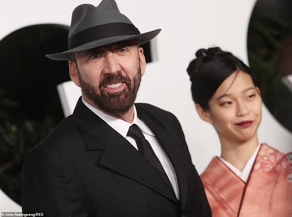 Vợ thứ 5 người Nhật mặc kimono, tay trong tay tài tử Nicolas Cage trên thảm đỏ ảnh 3