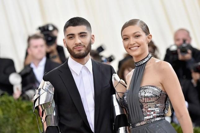 Gigi Hadid chụp ngực trần táo bạo ảnh 15