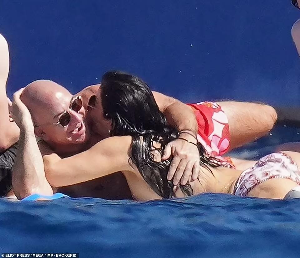 Bạn gái 52 tuổi mặc bikini bốc lửa, ôm hôn đắm đuối tỷ phú Amazon ảnh 2