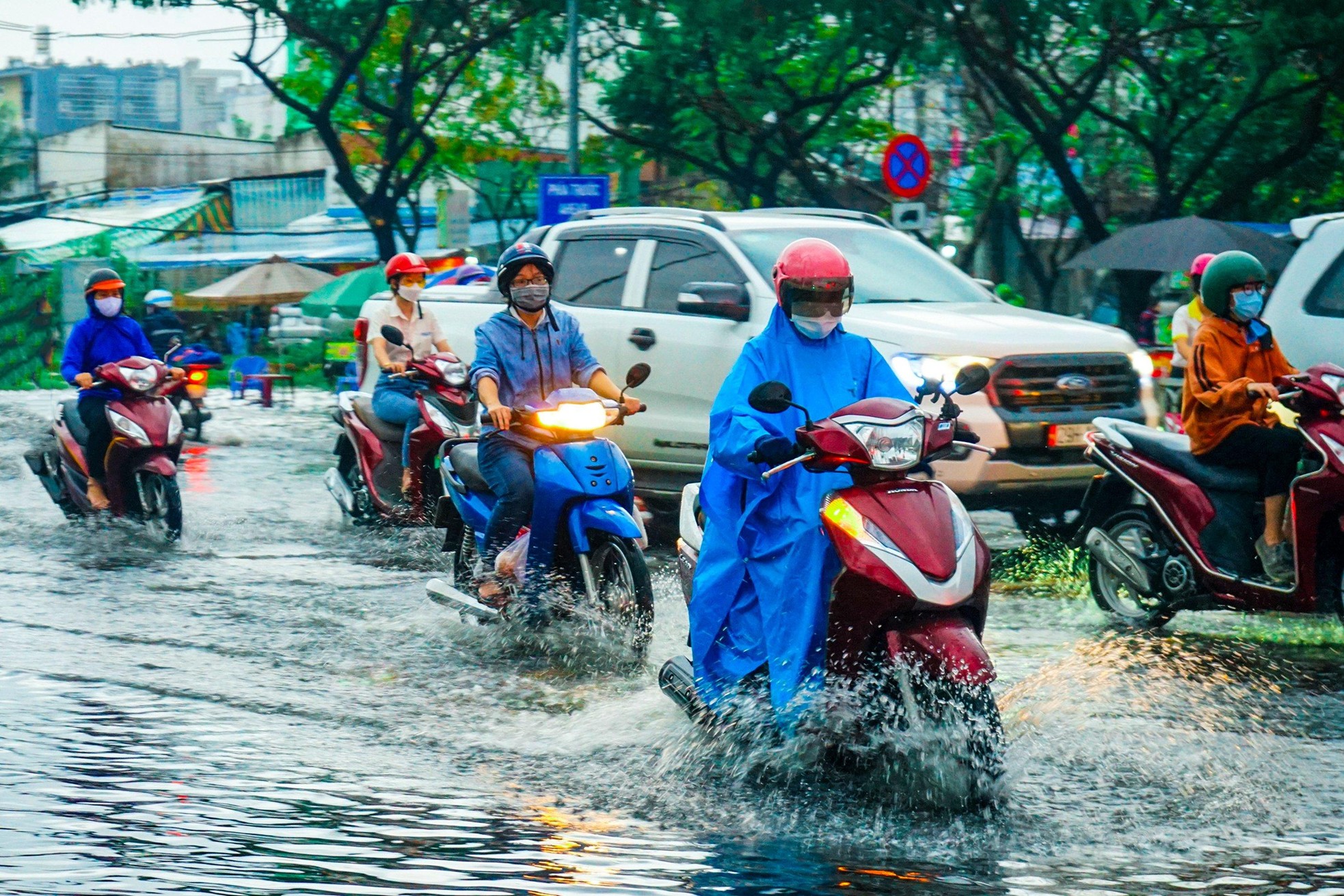 Mưa to kết hợp triều cường, đường phố giữa trung tâm Sài Gòn ngập nặng ảnh 14