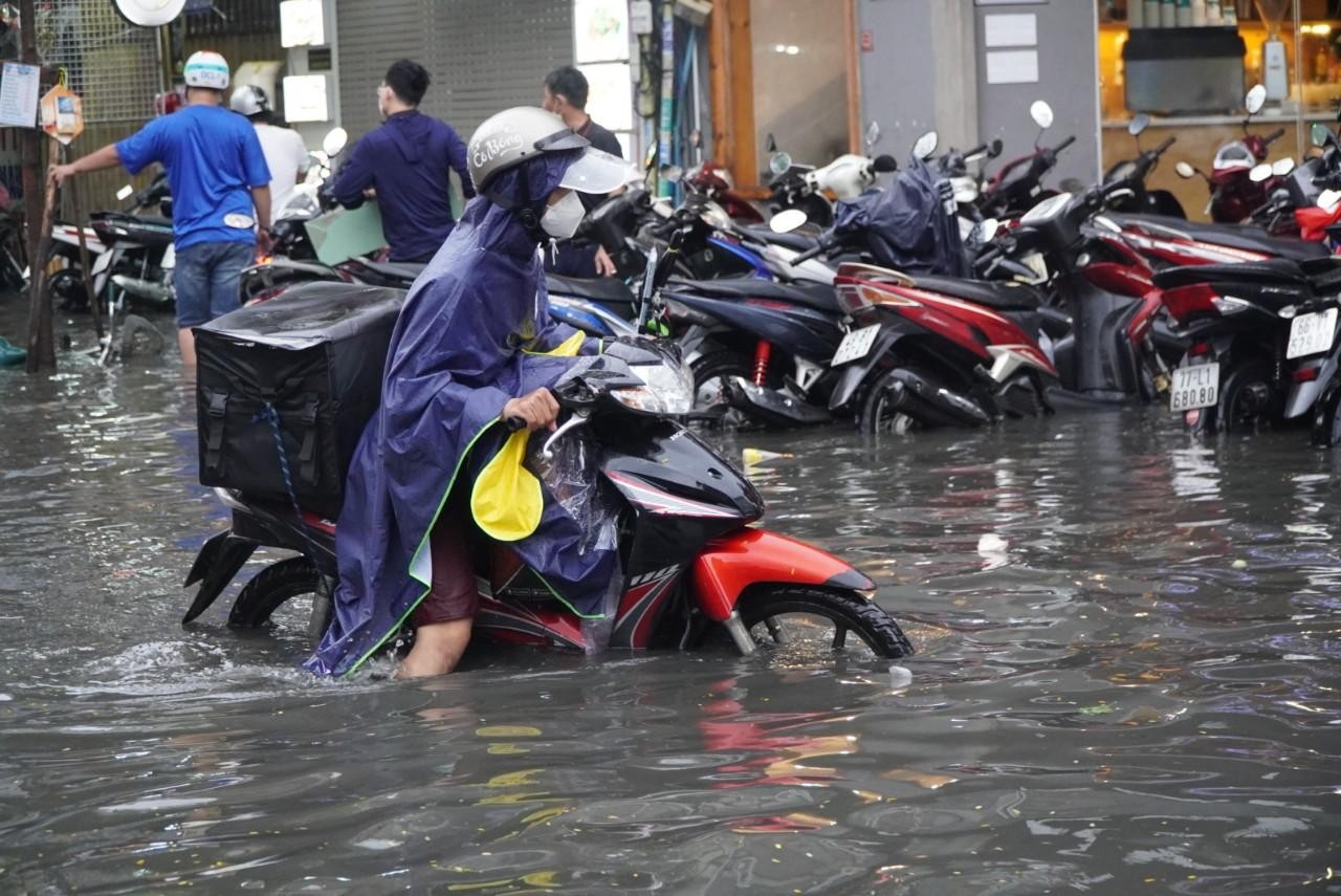 Mưa to kết hợp triều cường, đường phố giữa trung tâm Sài Gòn ngập nặng ảnh 4