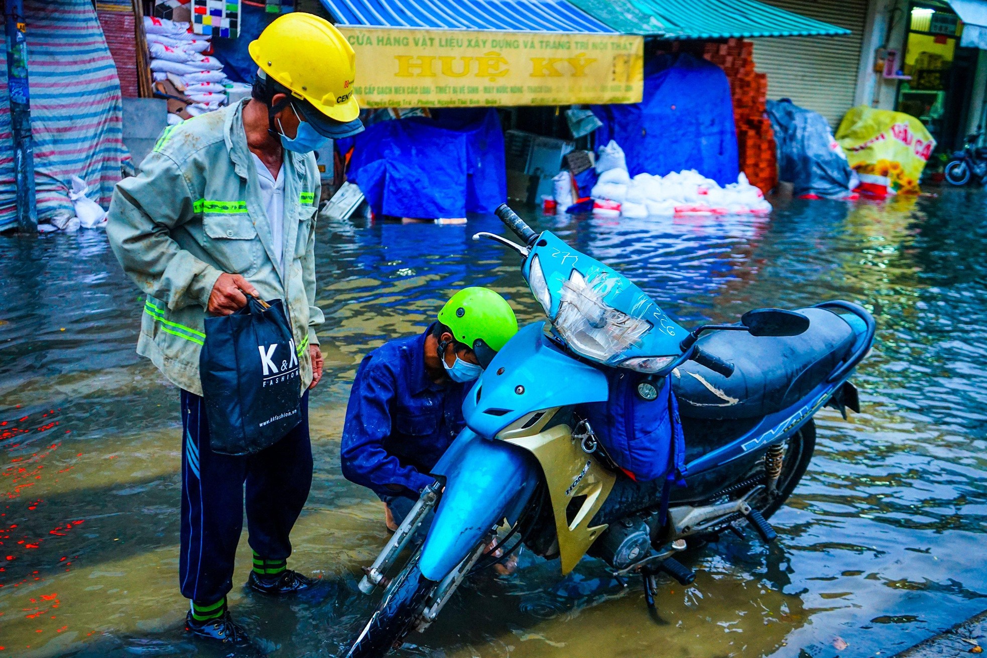 Mưa to kết hợp triều cường, đường phố giữa trung tâm Sài Gòn ngập nặng ảnh 8