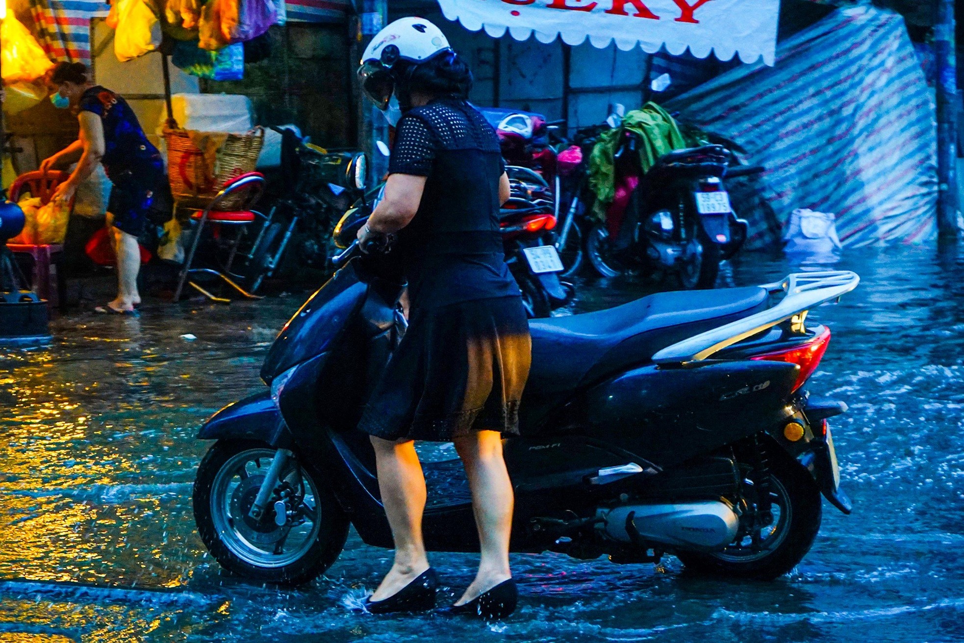 Mưa to kết hợp triều cường, đường phố giữa trung tâm Sài Gòn ngập nặng ảnh 6