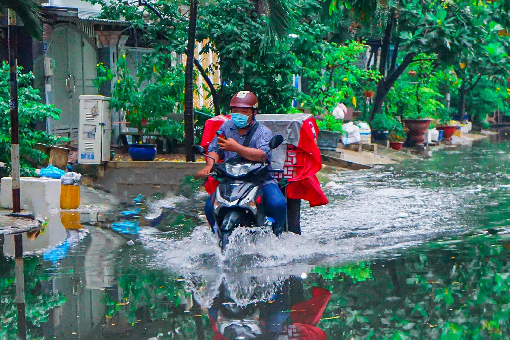 Mưa to kết hợp triều cường, đường phố giữa trung tâm Sài Gòn ngập nặng ảnh 15