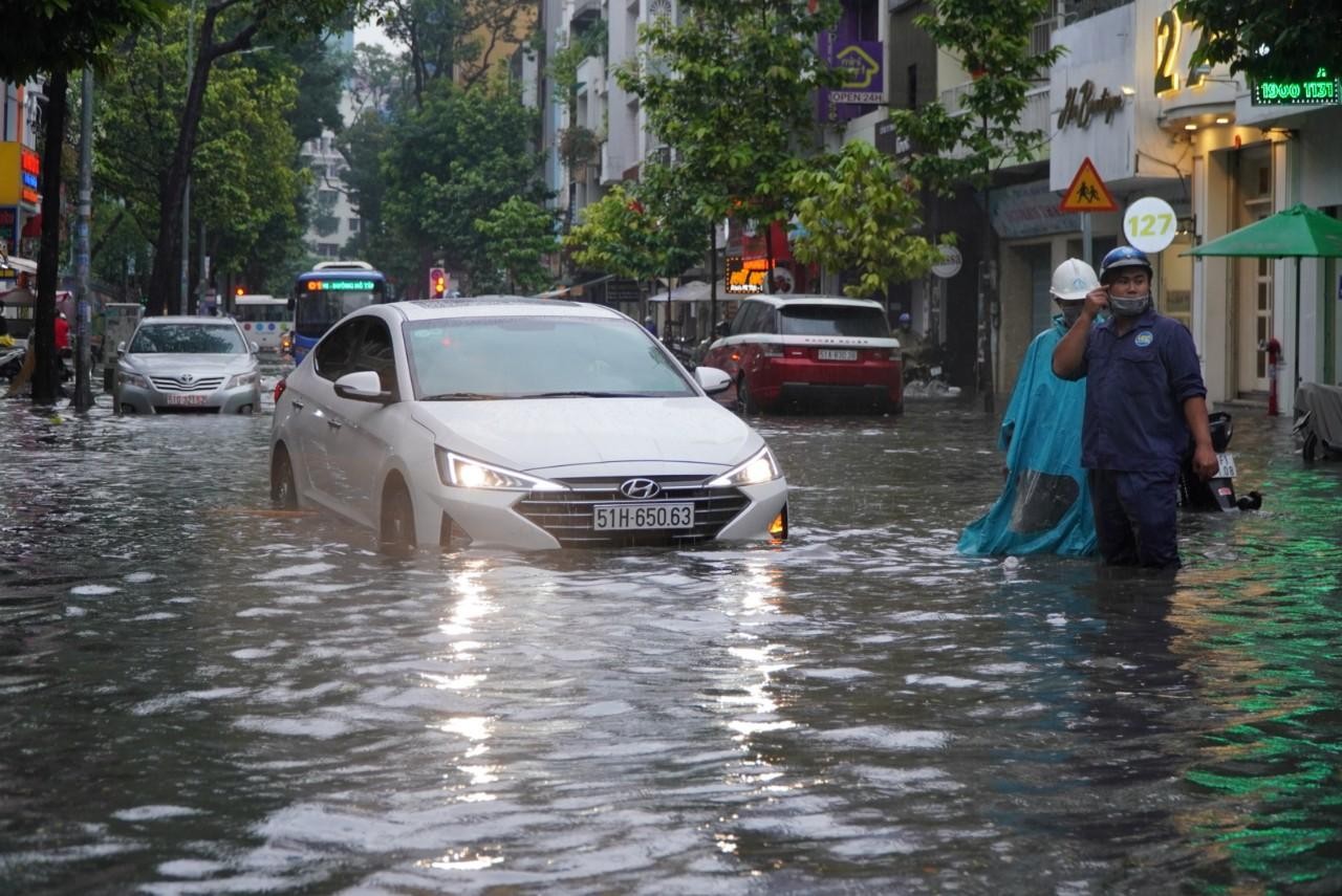 Mưa to kết hợp triều cường, đường phố giữa trung tâm Sài Gòn ngập nặng ảnh 1