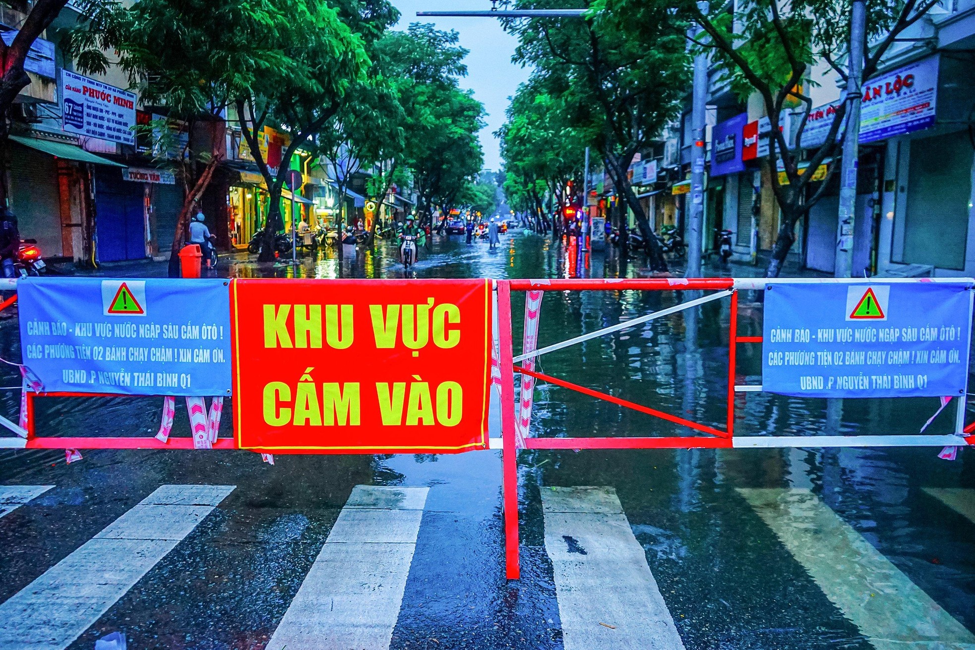Mưa to kết hợp triều cường, đường phố giữa trung tâm Sài Gòn ngập nặng ảnh 3