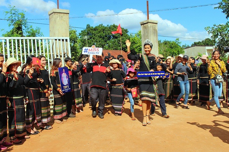 H’Hen Niê được chào đón bằng công nông, giao lưu văn nghệ cùng bà con ảnh 2