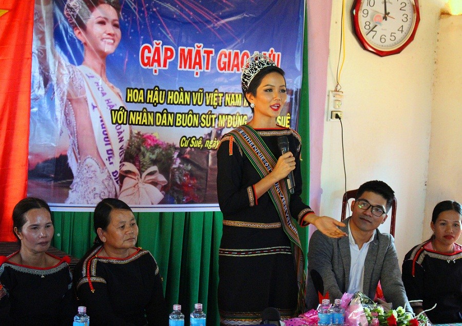 H’Hen Niê được chào đón bằng công nông, giao lưu văn nghệ cùng bà con ảnh 3