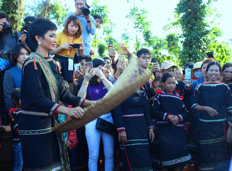 H’Hen Niê được chào đón bằng công nông, giao lưu văn nghệ cùng bà con ảnh 6