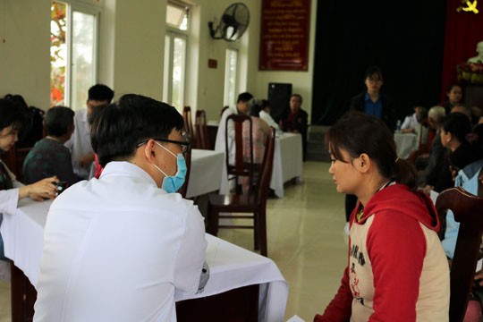 Khám bệnh cho công nhân nghèo ảnh 2
