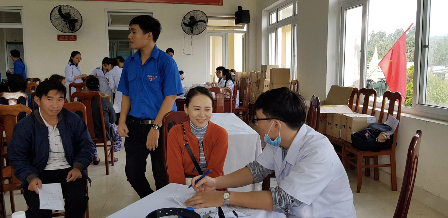 Khám bệnh cho công nhân nghèo ảnh 3